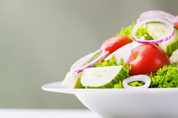 Gemüse- oder Obstsalate wirken sich positiv auf die Potenz von Männern aus. 